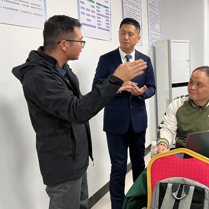 讲师与学员现场交流辅导